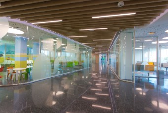 Hospital Universitario Quirónsalud Pozuelo. Vestíbulo materno-infantil