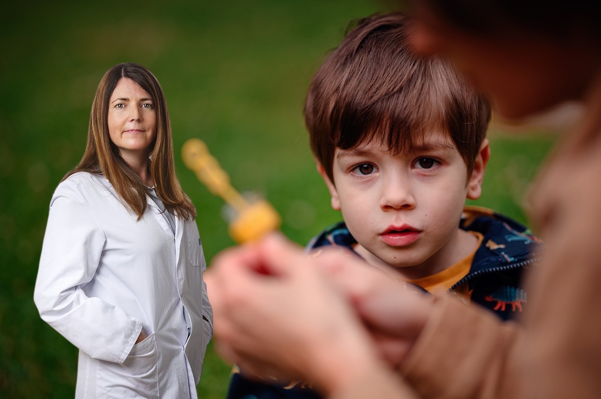 close-up-of-child-watching-bubble-wand-being-prepa-2026-01-09-10-49-26-utc copia