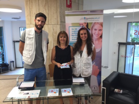 La Dra. Raquel Neira con miembros de la Fundación Josep Carreras