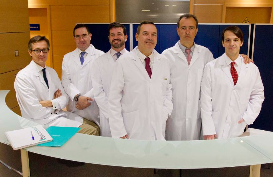 En la imagen, el Dr. Chamorro, tercero por la derecha, con el resto de los miembros de la Unidad