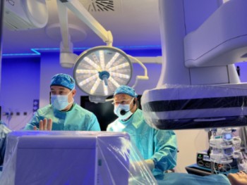 Los doctores Pastor Perez y Miguel Angel Gomez Vidal durante la cirugia