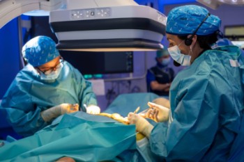 Las doctora Rosario Conejero y Antonella Craven-Bartle durante la cirugia