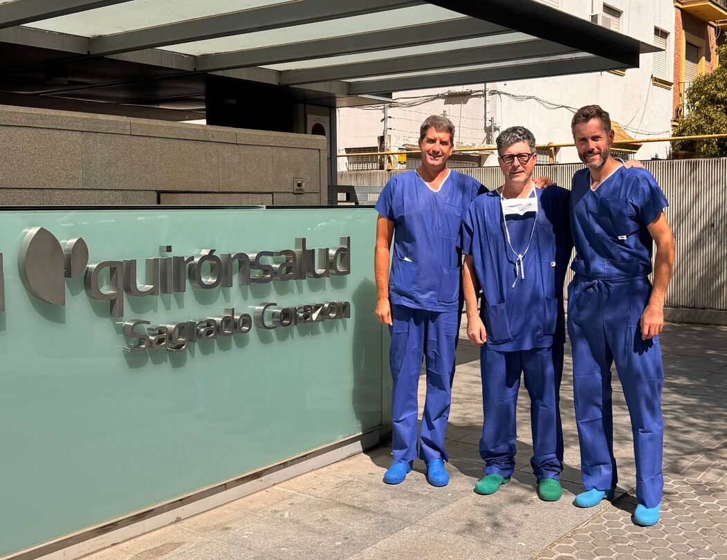 Los doctores José Lirola, Daniel Cansino y Paulo Rego tras la intervencion (1)