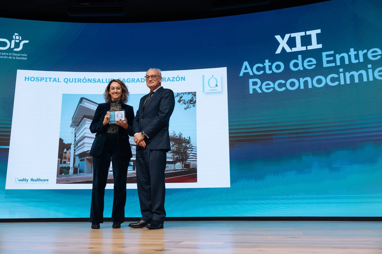 Maria Pena responsable de calidad Sagrado Corazon con reconocimiento QH (1) (1)