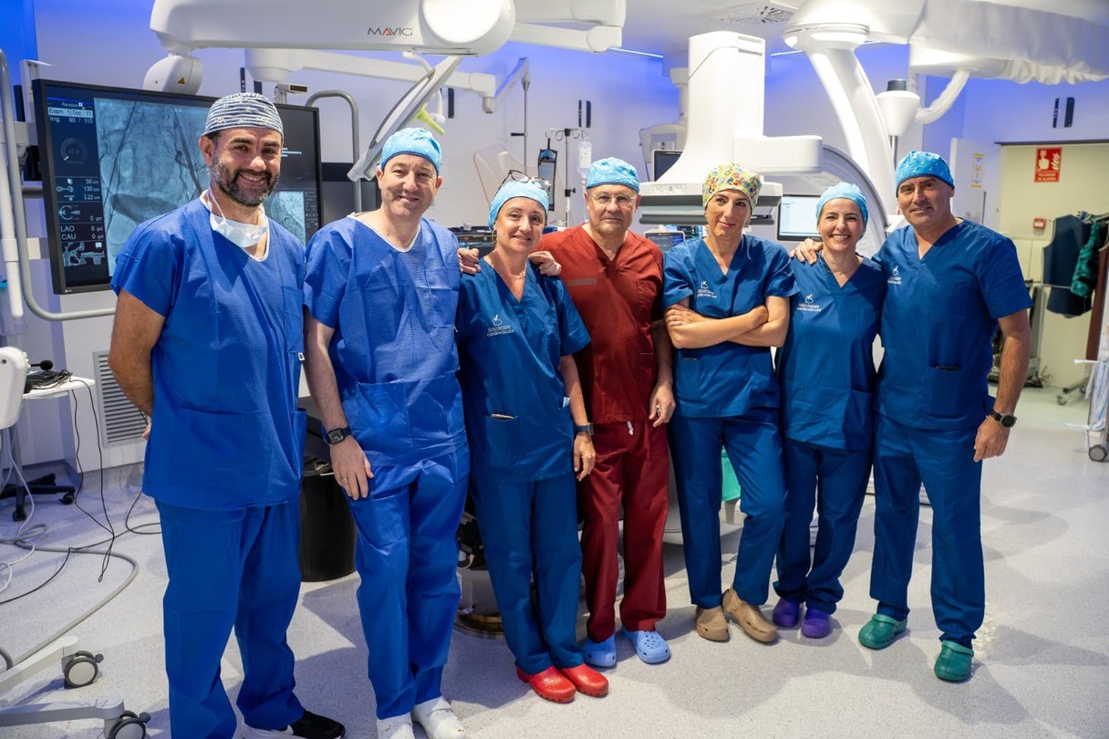 Foto de los equipos de Quironsalud Sagrado Corazon tras las cirugias (1)