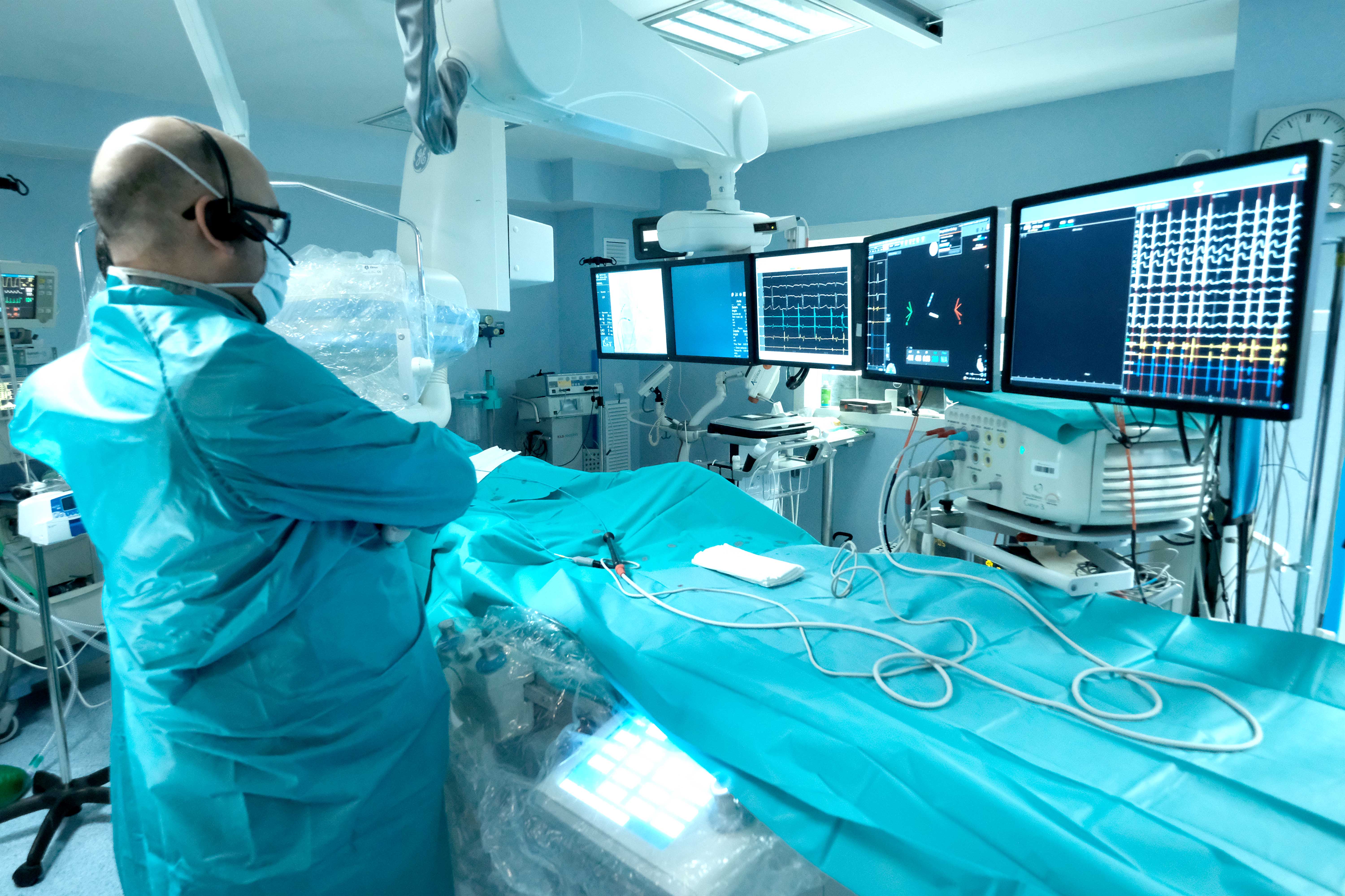 El doctor Fernández en la sala de electrofisiología con su nueva tecnología