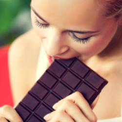 MUJER COMIENDO CHOCOLATE