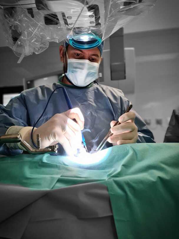 El doctor Jose Luis Barbeito durante la cirugia (1)