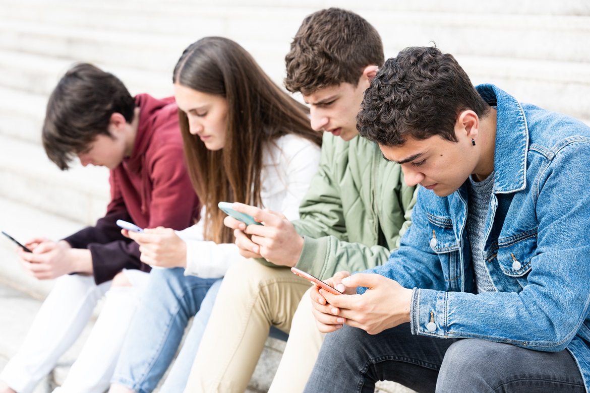 jovenes-usando-pantallas-postura-puede-ocasionar-cuello-de-texto