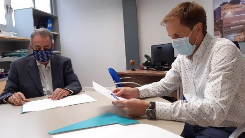 200923 Paco García Santamaría y Miguel A Cuartero firman el acuerdo de colaboración