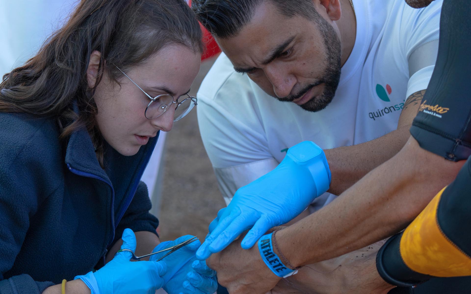 Especialistas de Quirónsalud Costa Adeje atienden a uno de los participantes del Spring Surfest