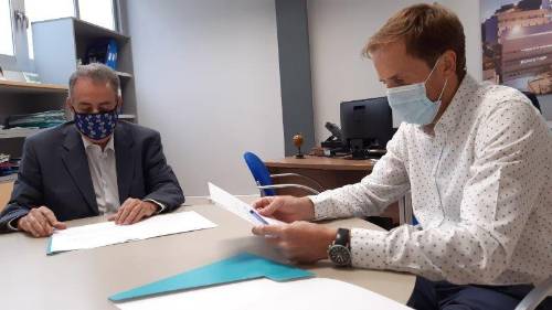 200923 Paco García Santamaría y Miguel A Cuartero firman el acuerdo de colaboración