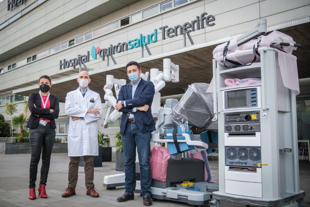 La gerente de Quriónsalud Tenerife, Clara Méndez, junto al director médico, Óscar Blasco, y el doctor Guillermo Conde