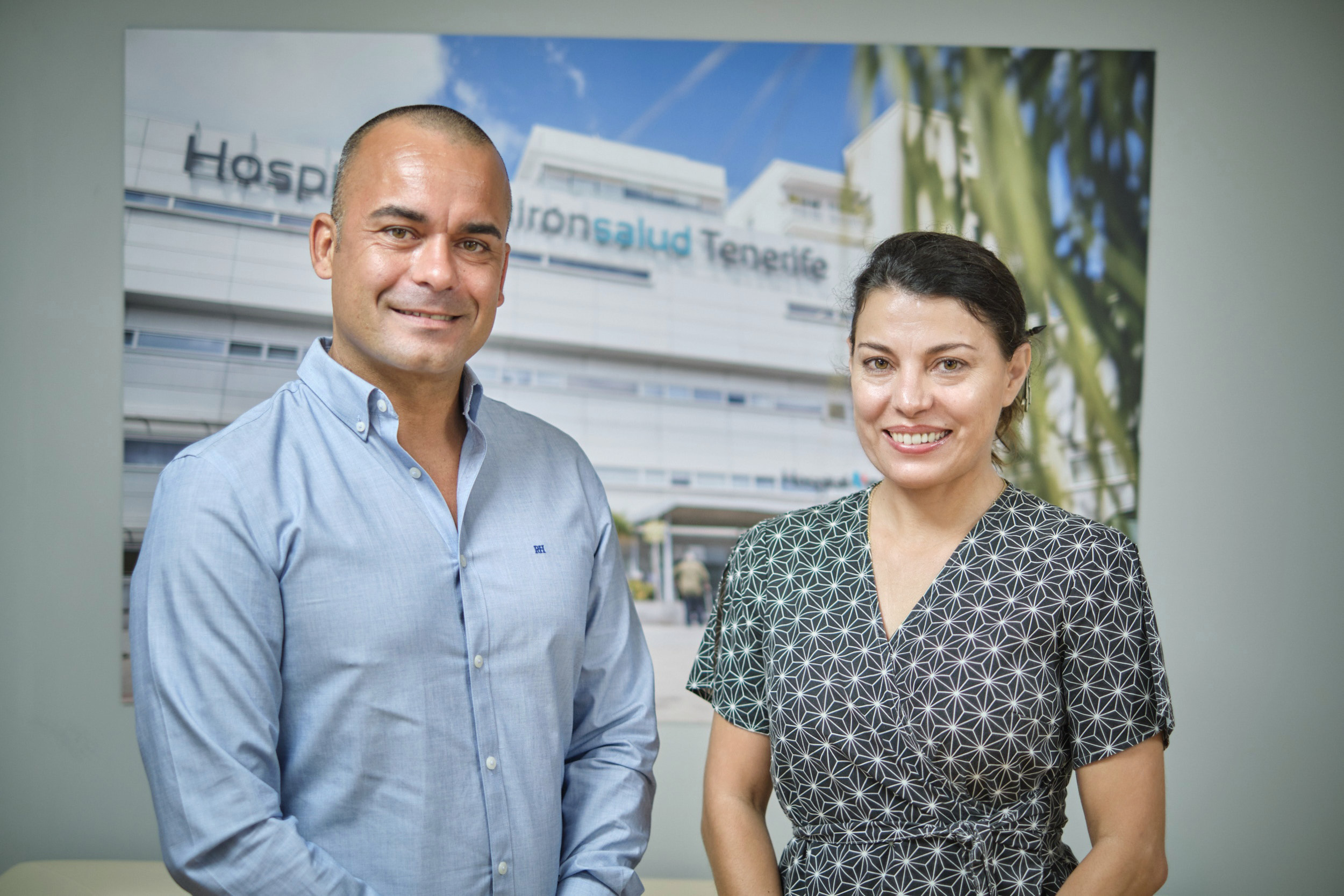 Darío Dorta y la gerente de Quirónsalud Tenerife Clara Méndez (2)