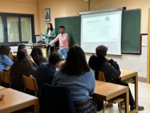 Foto de alumnos recibiendo el taller sobre sueño en instituto de Toledo