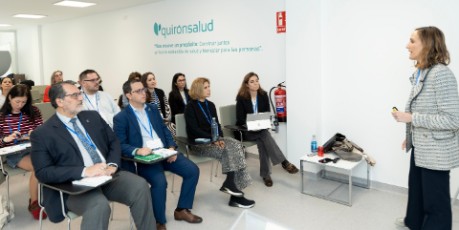 La directora gerente de Quirónsalud Toledo expone ante representantes de asociaciones de pacientes