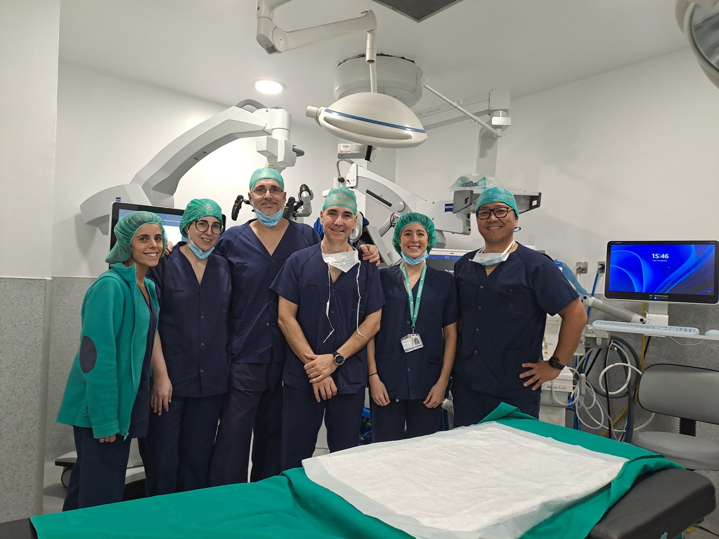 doctor-Martin-Sanz-doctora-Serrano-junto-a-profesionales-bloque-quirúrgico-hospital-Quirónsalud-Toledo