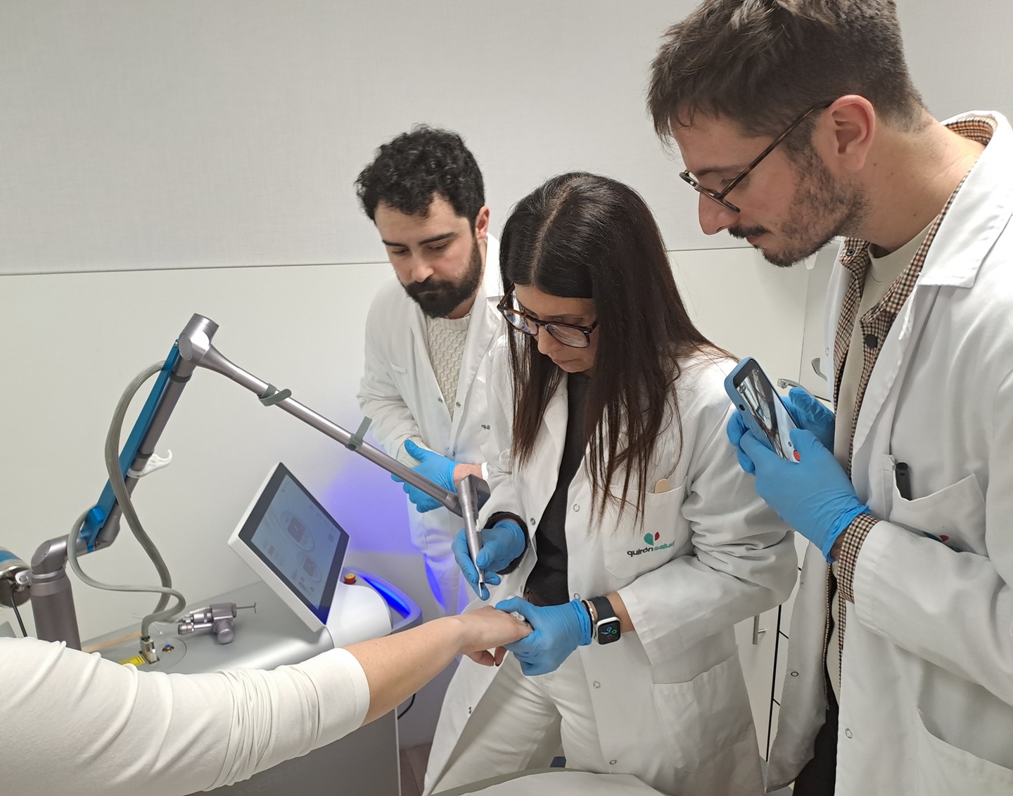 Doctora-De-Arriba-doctores-Mateos-Montalva-durante-tratamiento-con-laser-co2