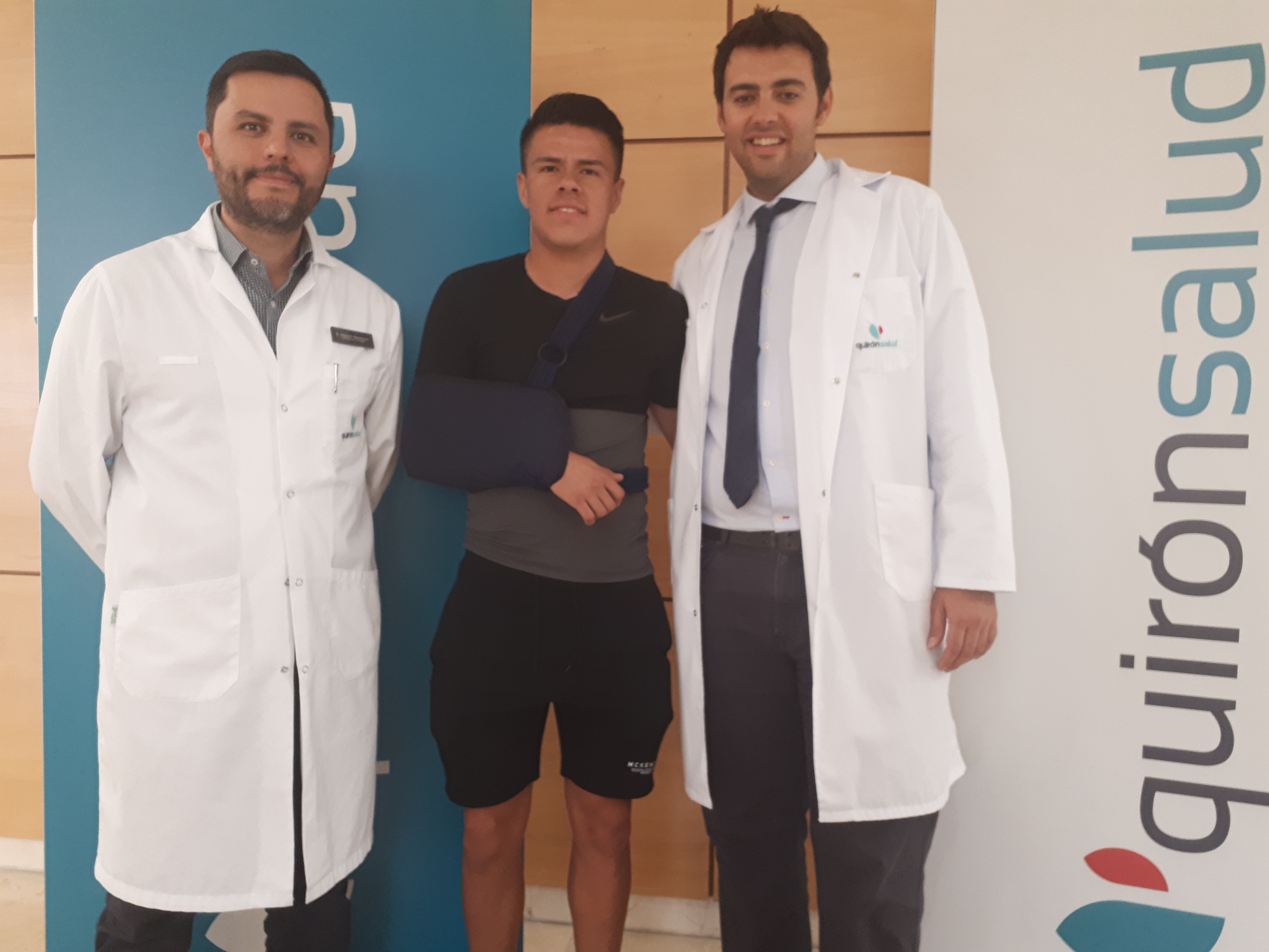 Pavel Uriel junto a los Dres. Gómez y Santacruz Hospital Quirónsalud Toledo