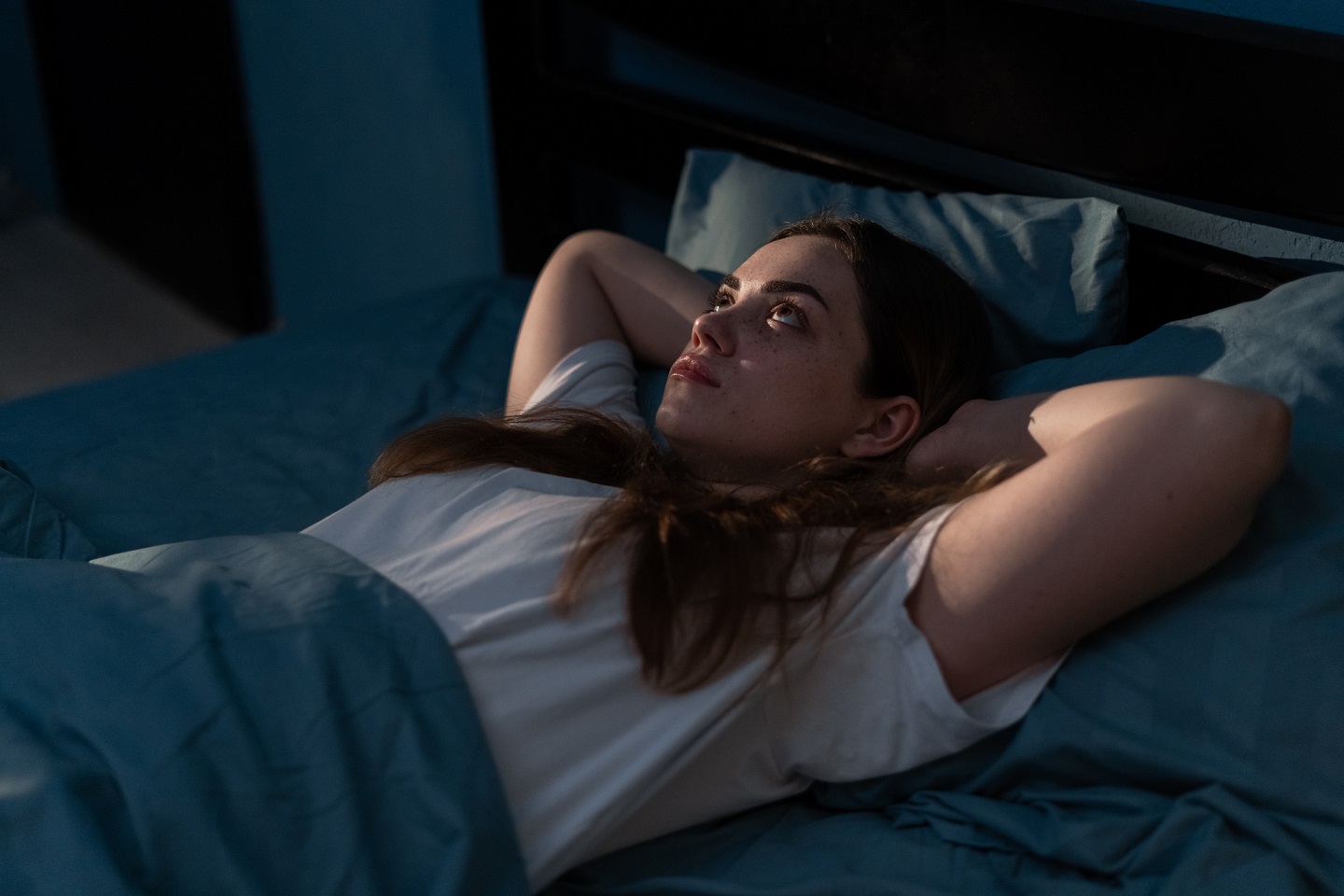 mujer insomne uno de los signos para detectar si necesitamos acudir a un especialista en sueño
