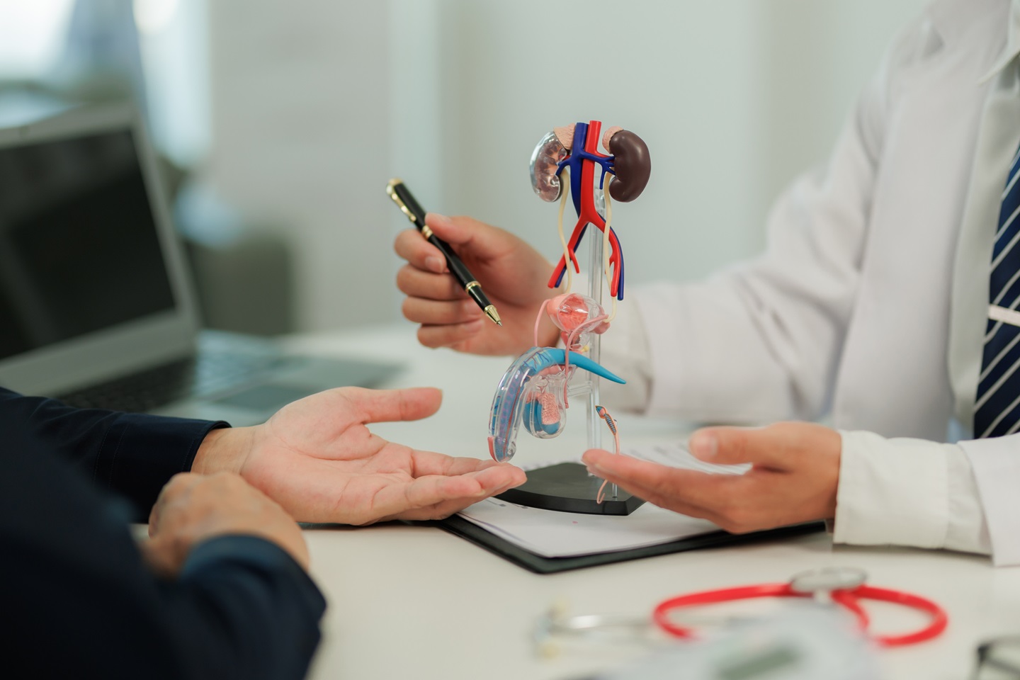 urologo-explica-paciente-tecnica-protesis-pene-esfínter-urinario