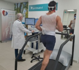 Paciente realizando una prueba en la consulta de Cardiología Deportiva
