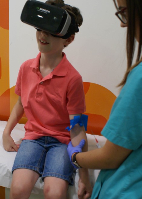 Un niño con las gafas durante su atención en urgencias 2