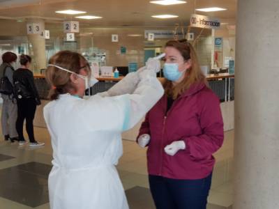 Quirónsalud entrega mascarillas , guantes y realiza toma de temperatura