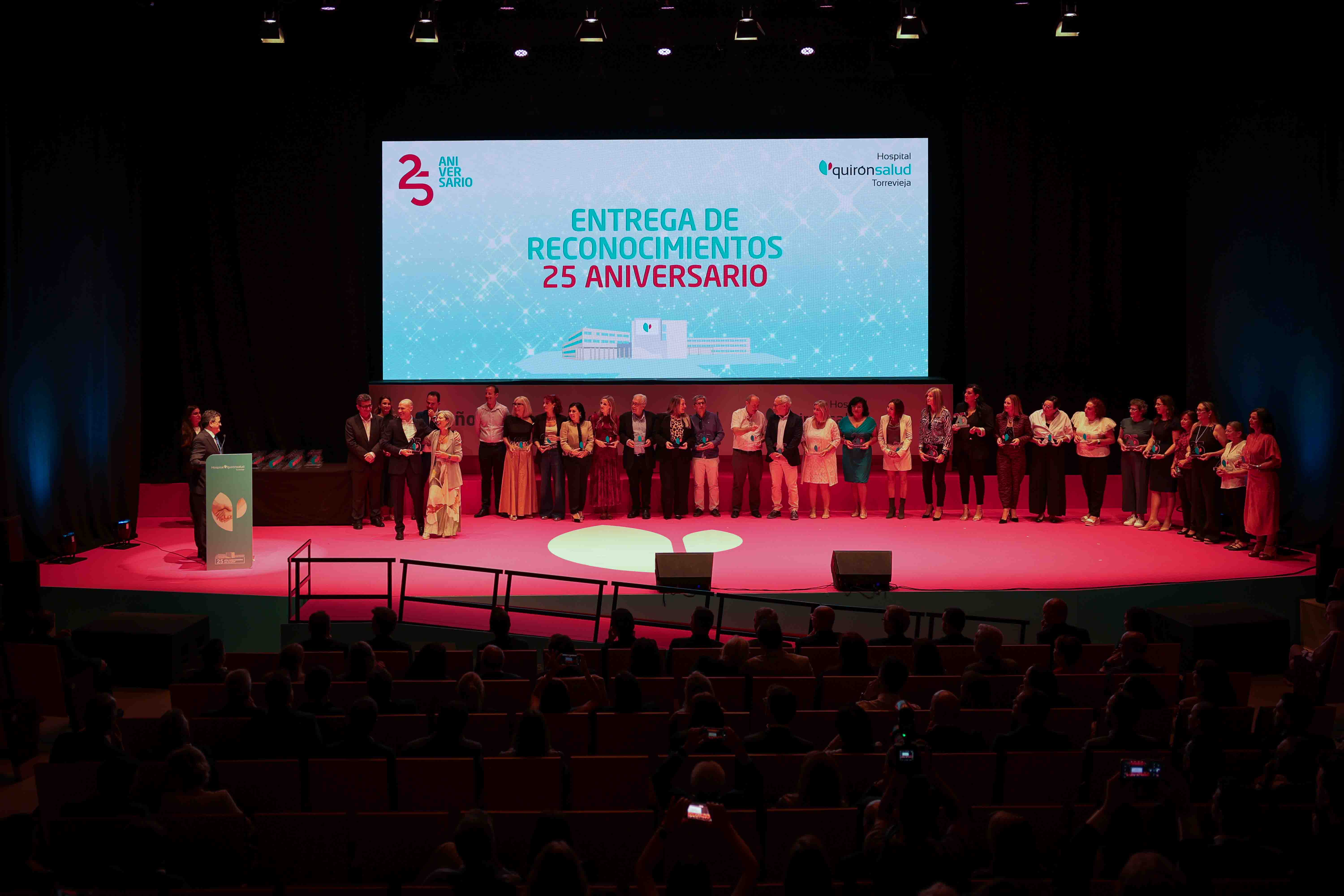 Imagen de los homenajeados en la gala del Hospital Quirónsalud Torrevieja