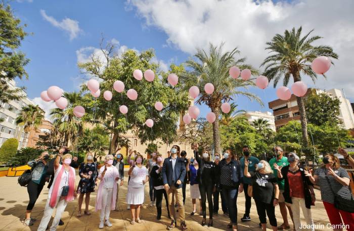 Representantes de quirónsalud y Afecáncer en el momento de la suelta de globos