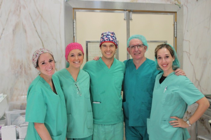 El doctor Noval y su equipo tras la operación