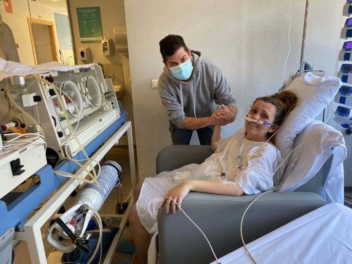 Los padres miran con gesto agradecido al personal de Quirónsalud