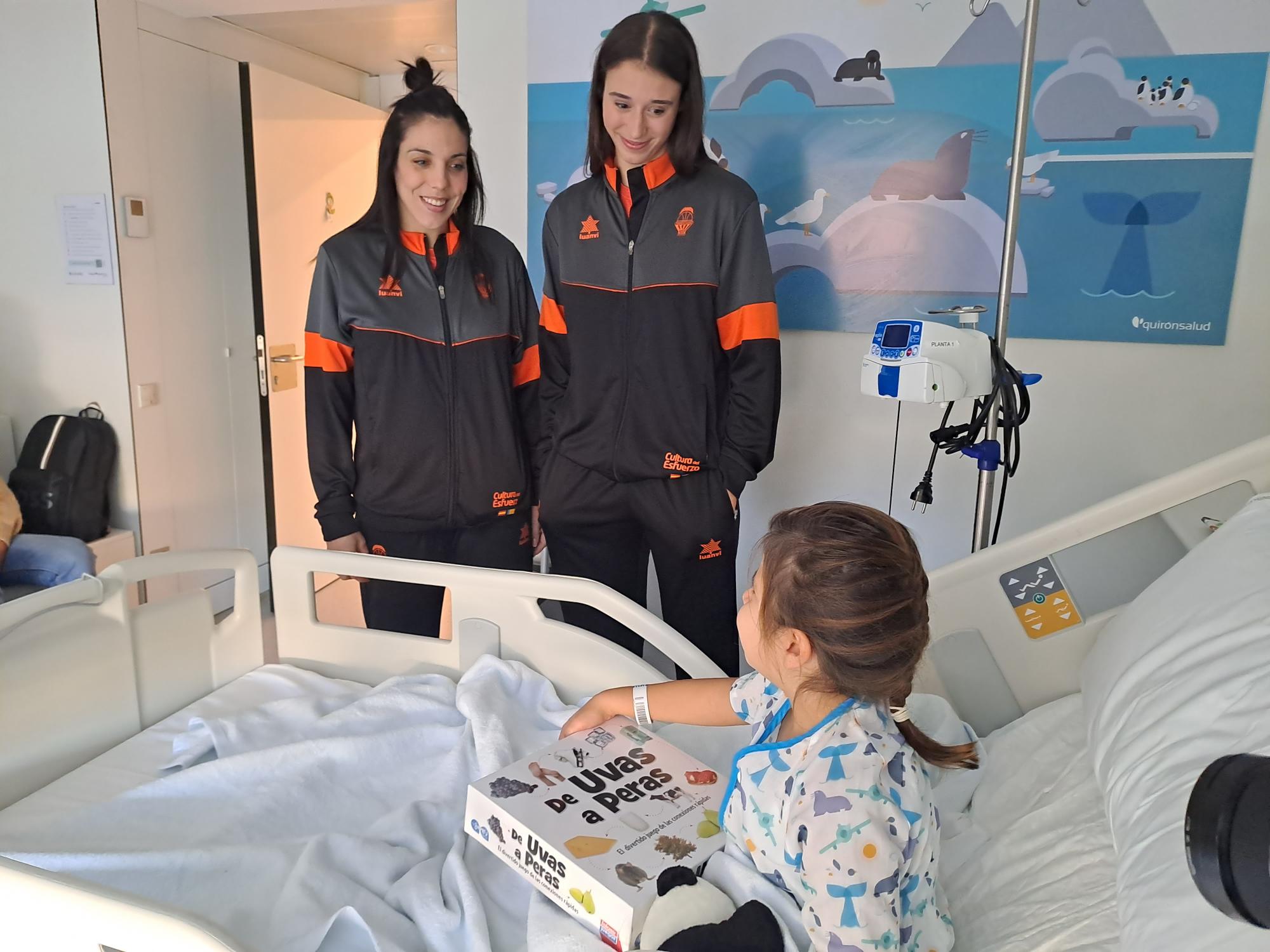 Los niños hospitalizados en el Hospital Quirónsalud Vlaencia reciben la vista de las jugadoras del Valencia Basket