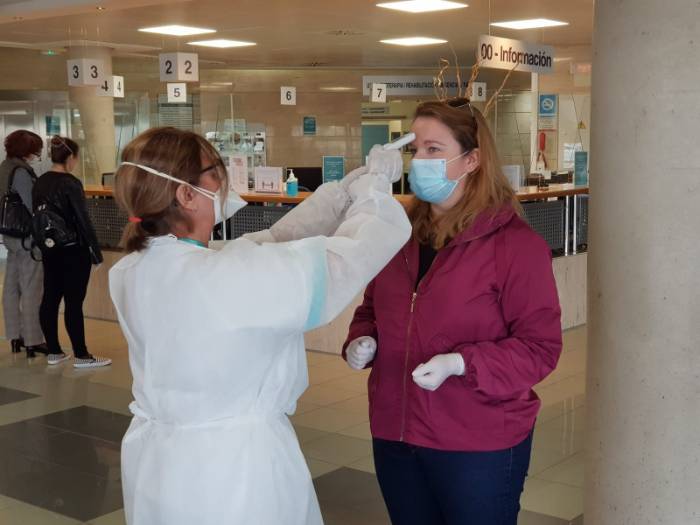 Quirónsalud entrega mascarillas , guantes y realiza toma de temperatura
