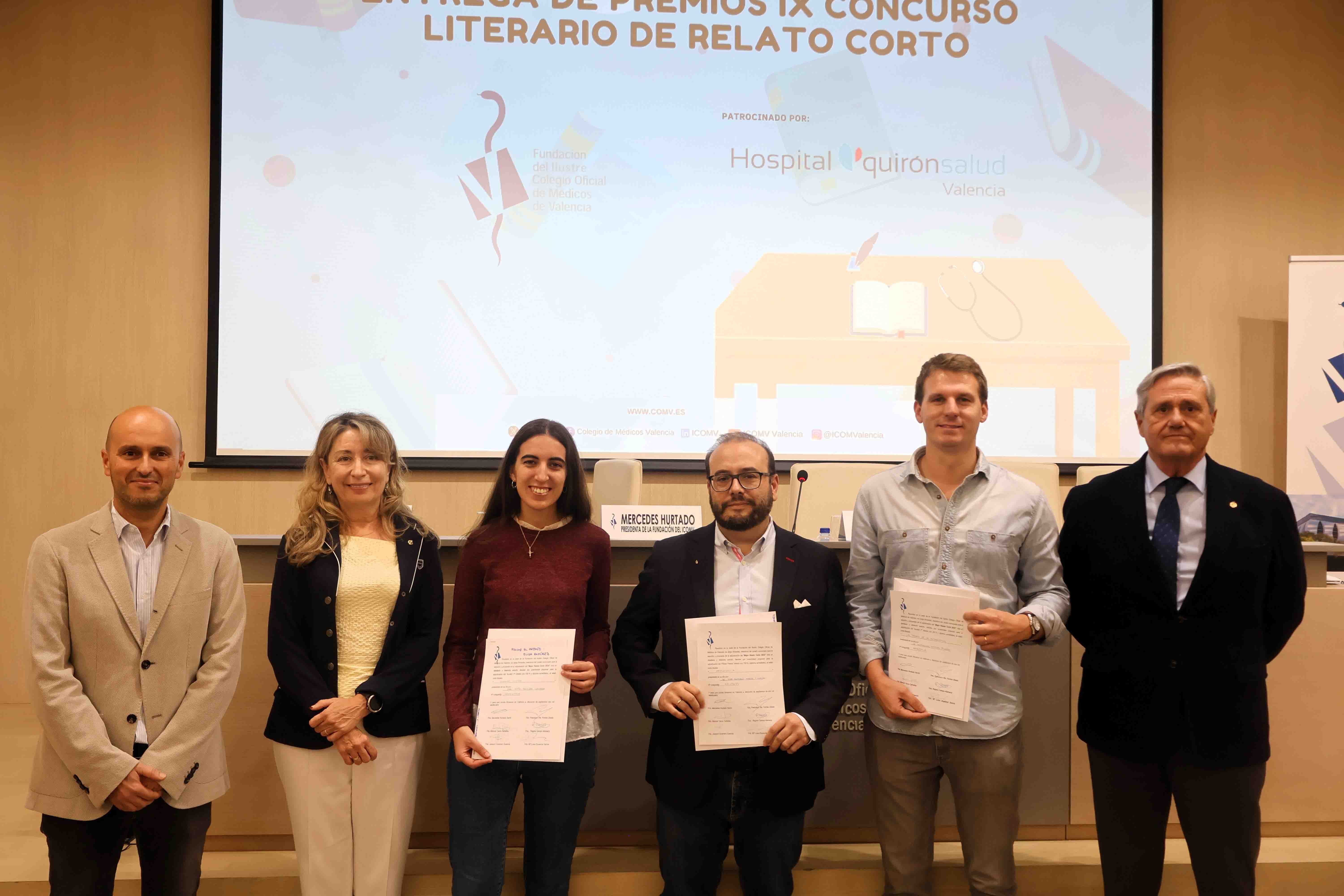 Gonzalo Salvador, director médico de Quirónsalud Valencia junto con lo ganadores del Concurso de relatos