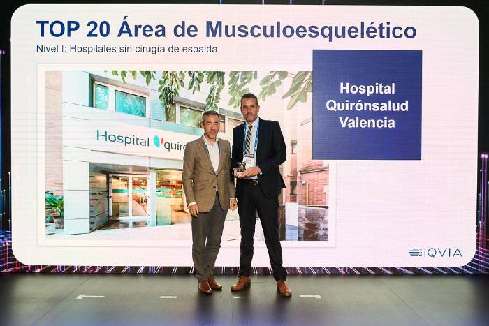 El Dr. Vicente Carratalá, jefe de traumatología de Quirónsalud Valencia recogiendo el premio Top 20 2023