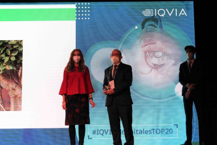 Ximo Montenegro, gerente del hospital Quirónsalud Valencia, recogiendo el Top 20