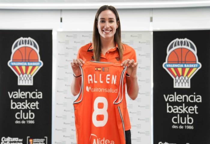 Bec Allen mostrando la camiseta