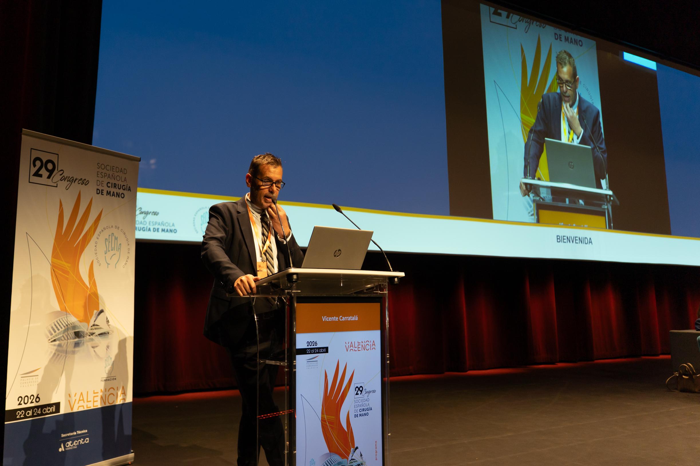 El doctor Vicente Carratalá, jefe del servcio de Traumatología del hospital Quirónsalud Valencia