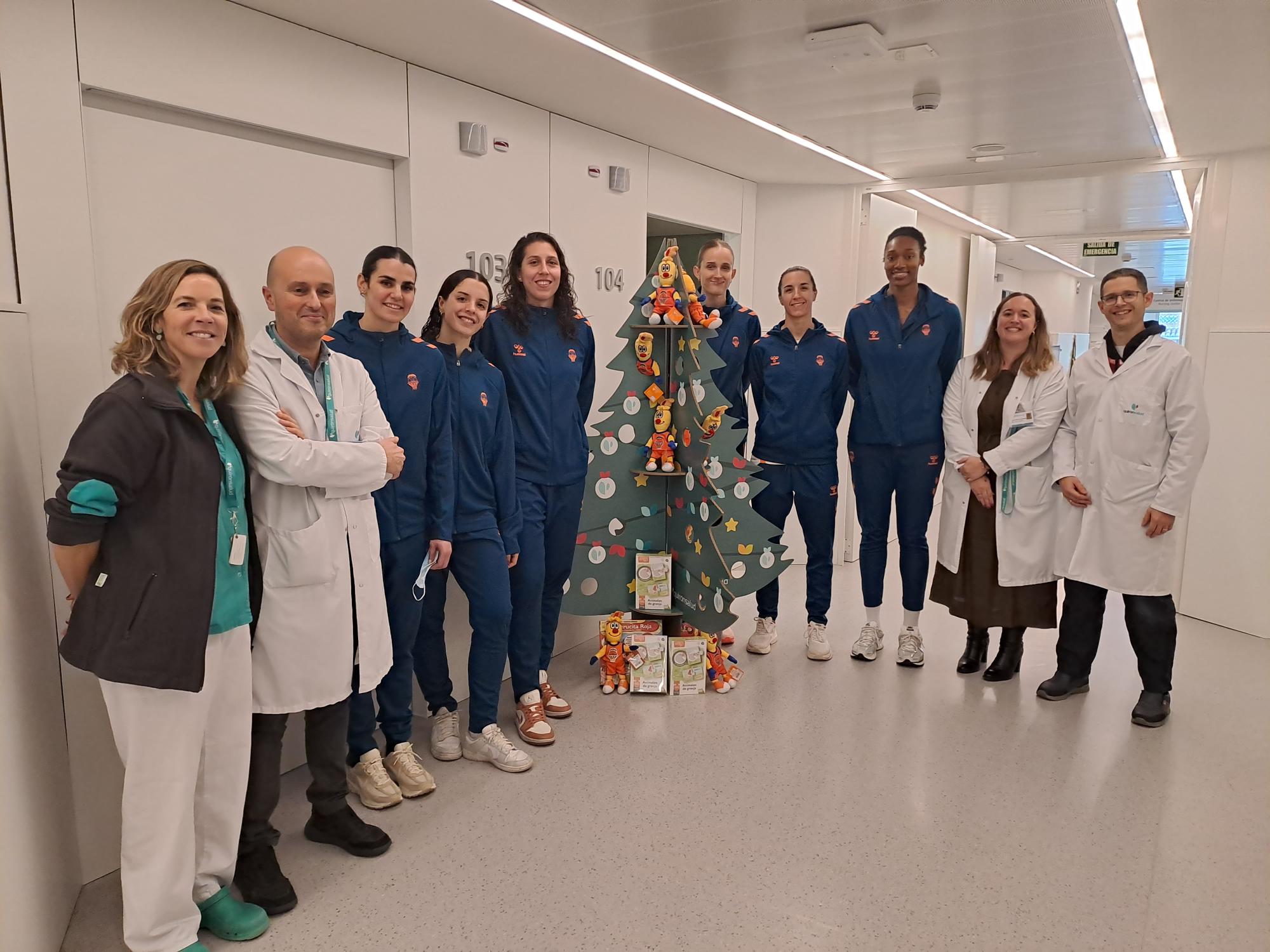 El equipo de Quirónsalud junto a las jugadoras del Valencia Basket