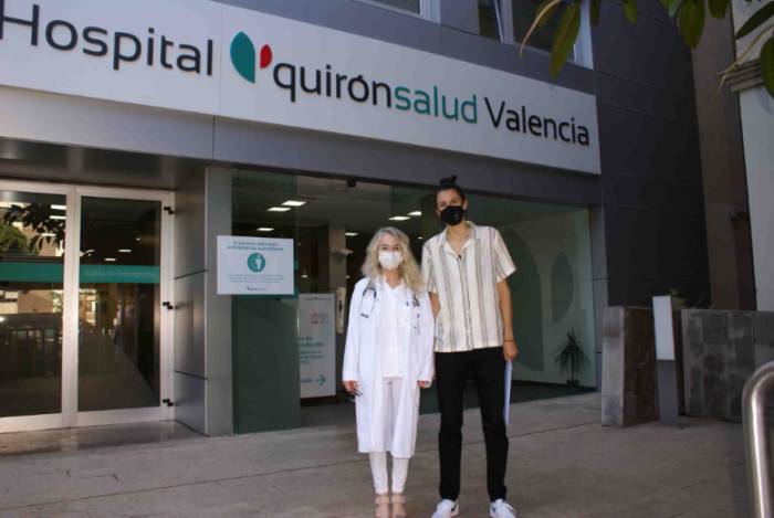 La doctora Catheline Lauwers y la jugadora Alba Torrens