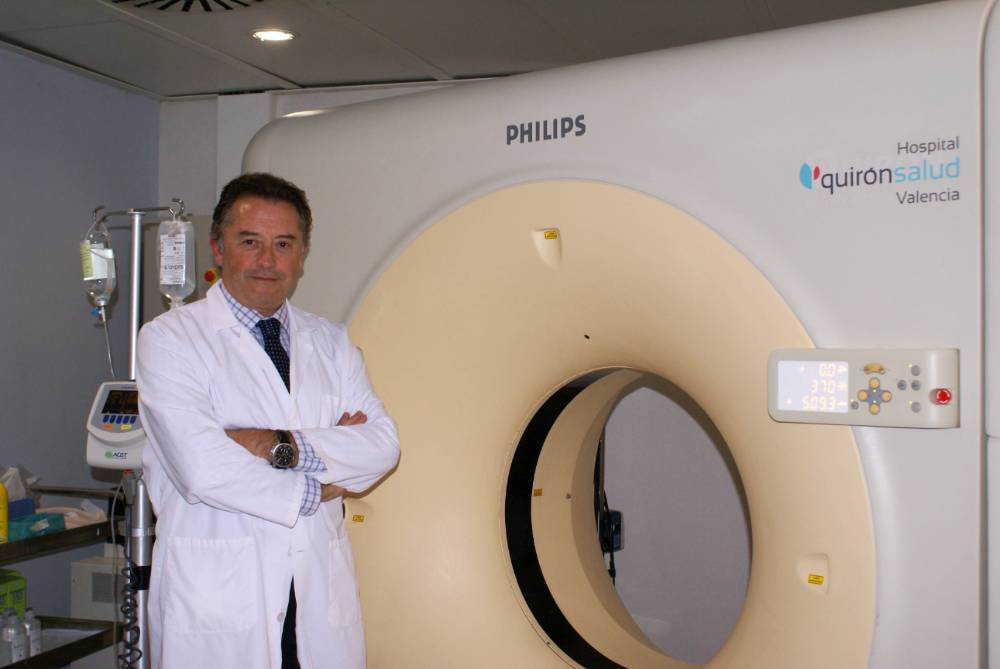 Dr. Marí Bonmatí junto al Tac