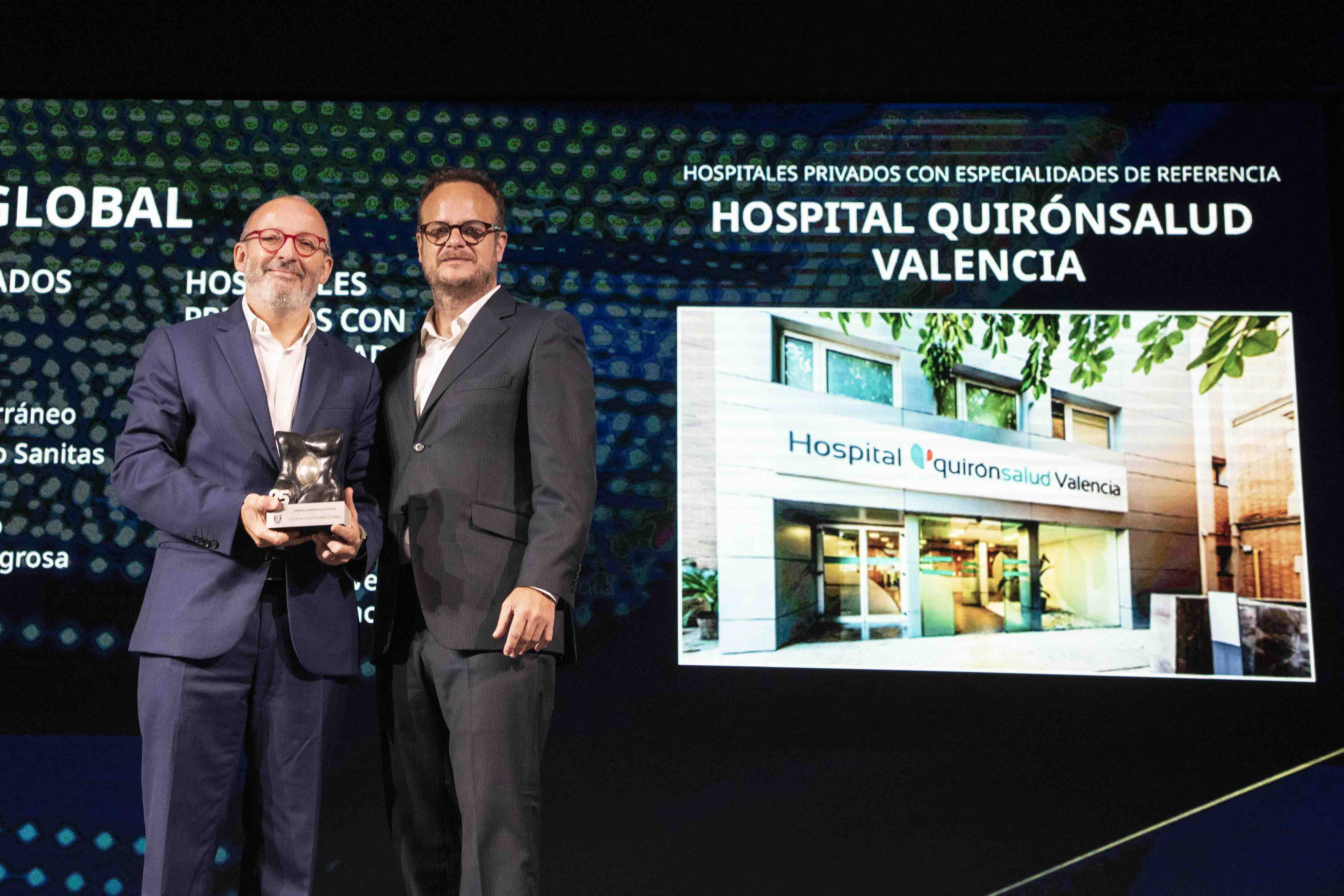 Ximo Montenegro, gerente del Hospital Quirónsalud Valencia, recogiendo el Premio TOP 20