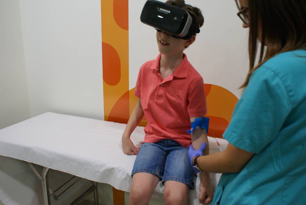 Un niño con las gafas durante su atención en urgencias