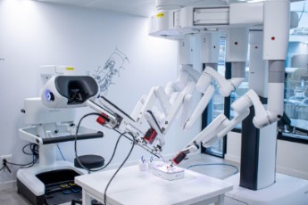 Foto 2 Quirónsalud incorpora en Madrid los primeros 3 robots Da Vinci de última generación de España