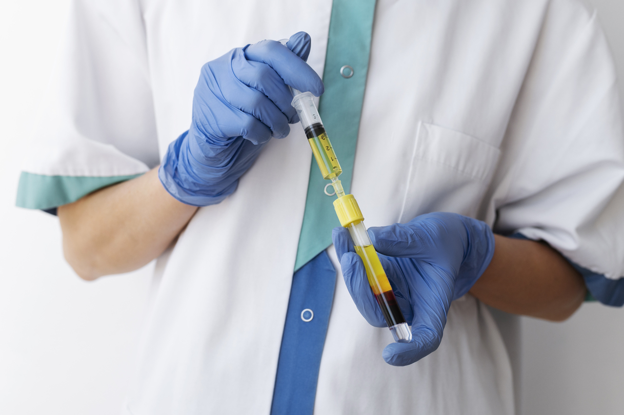 vista-frontal-medico-con-inyeccion-y-vial (1)