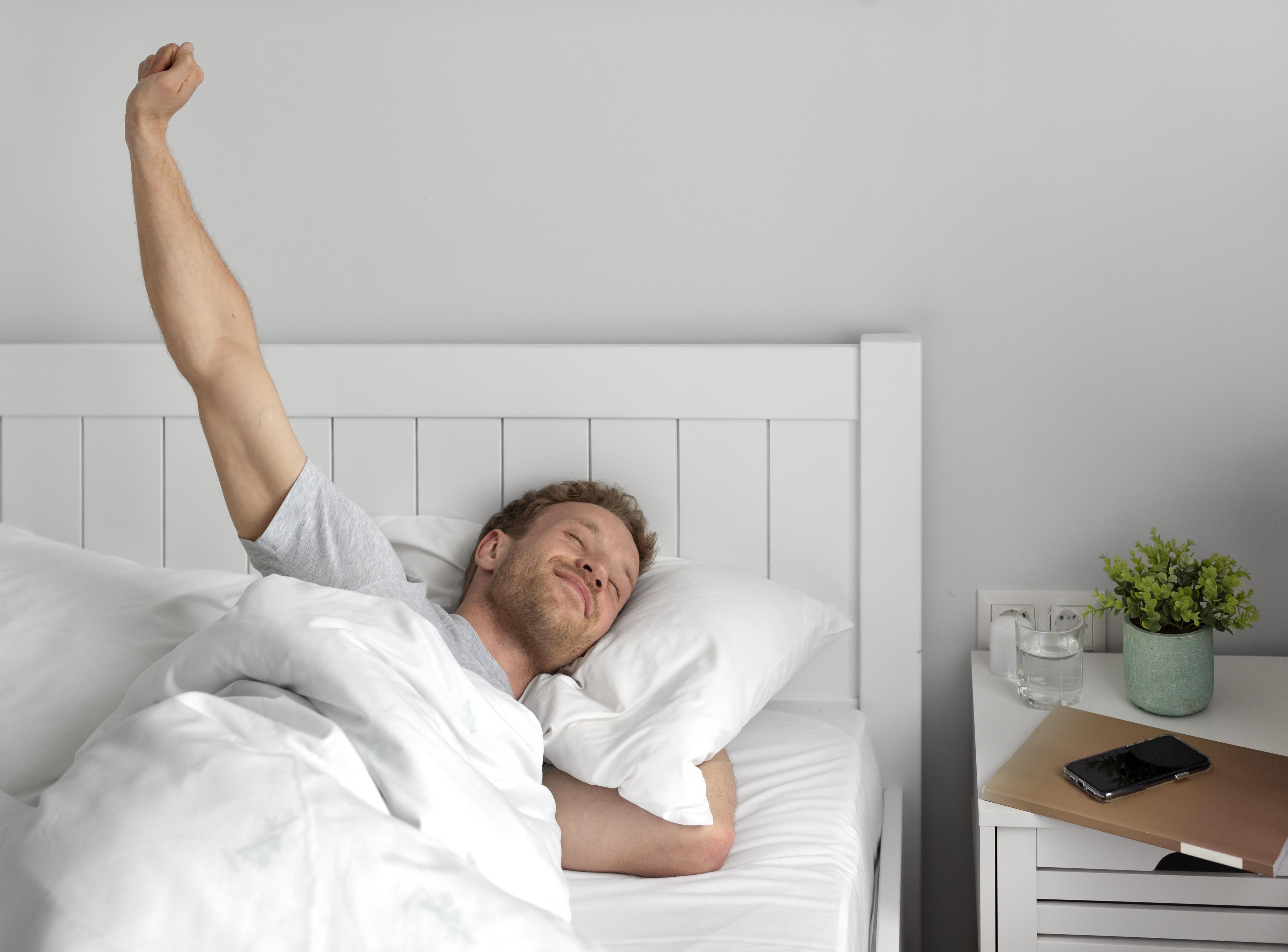 medium-shot-man-waking-up